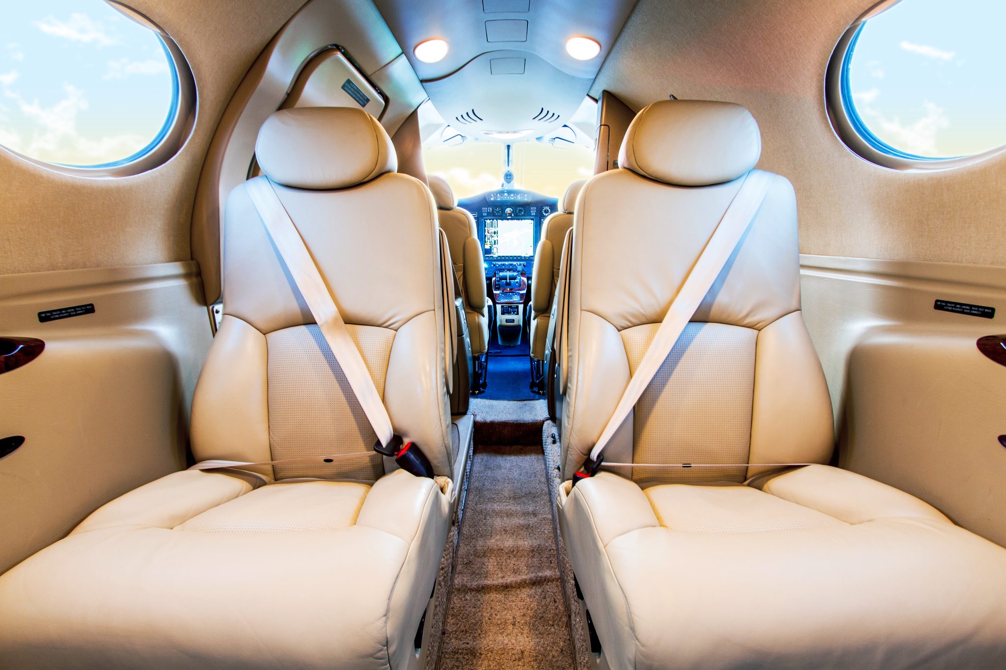 N404CM_Cabin06_j6qjcd.jpg