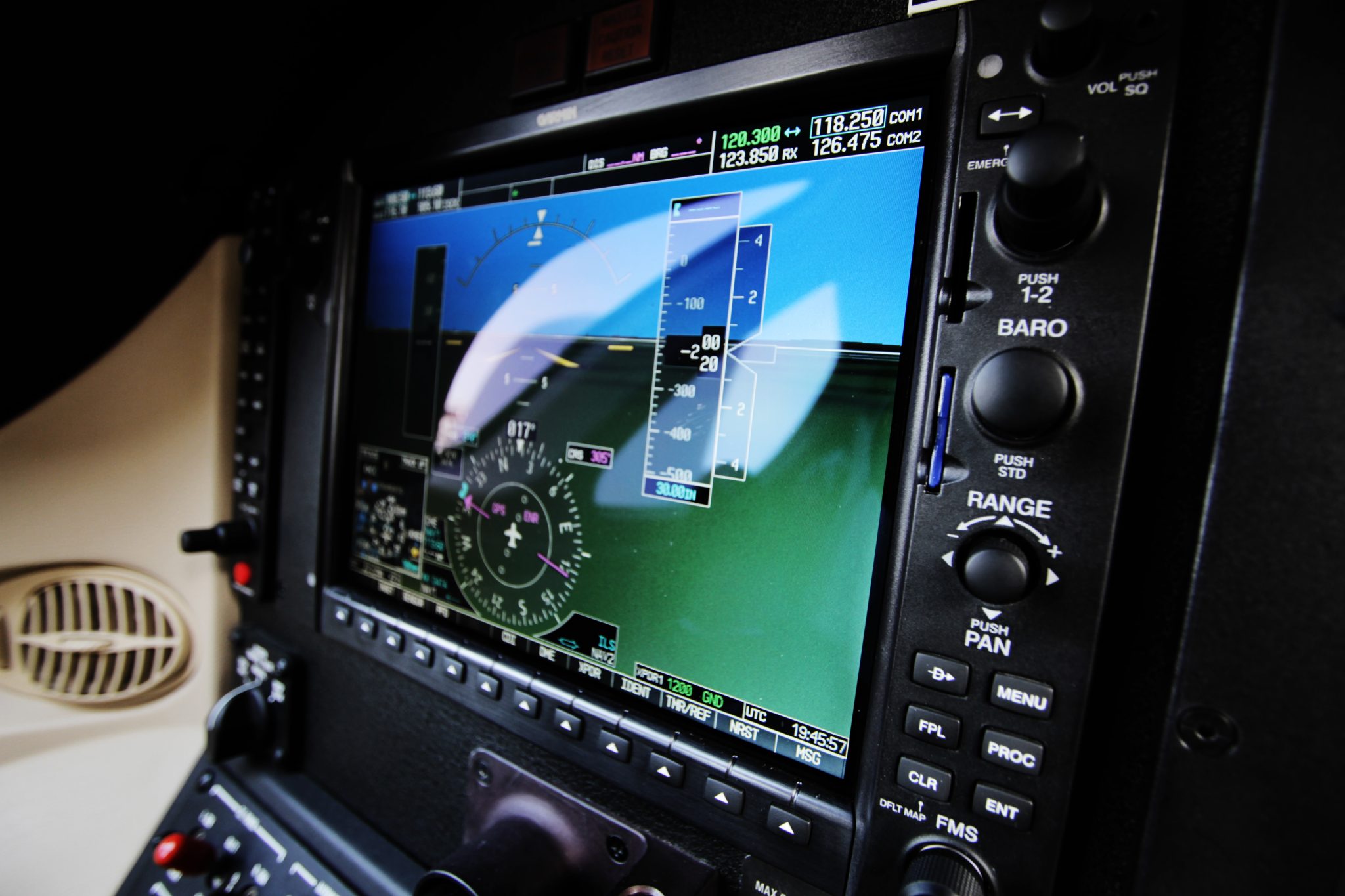 N404CM_Flightdeck03_gvnnsv.jpg
