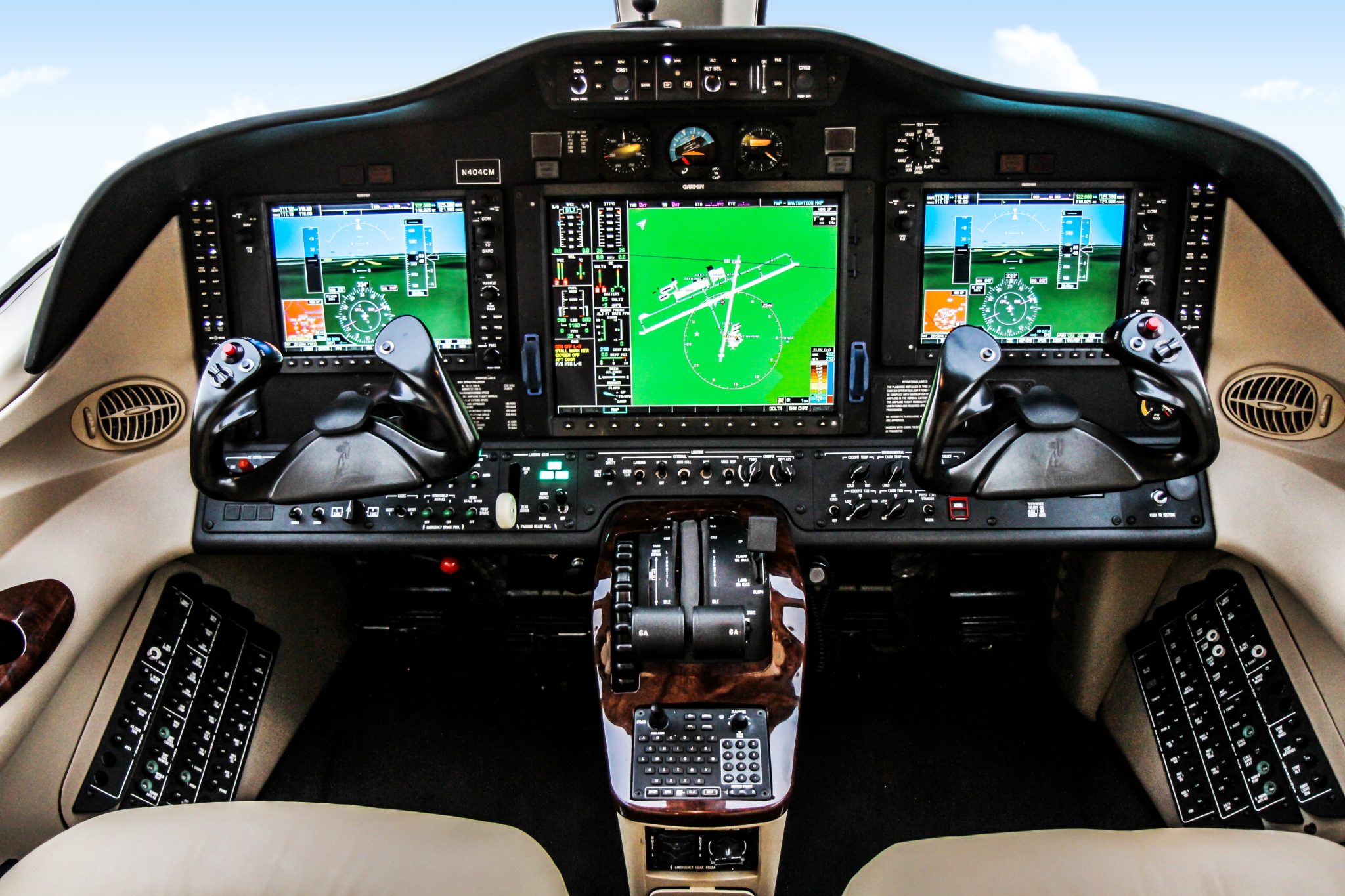 N404CM_Flightdeck07_ykbmuc.jpg