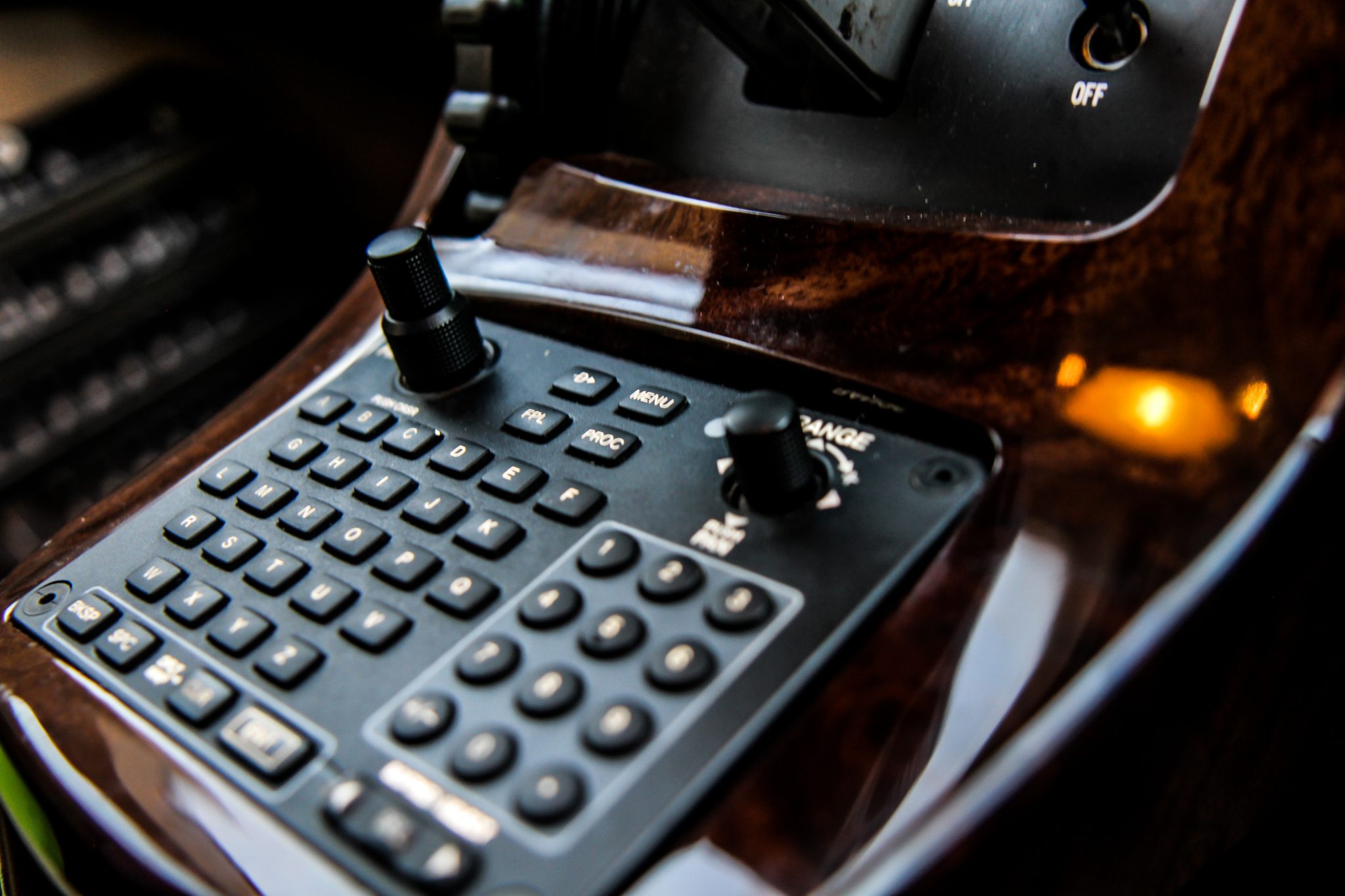 N404CM_Flightdeck18_iaiox3.jpg