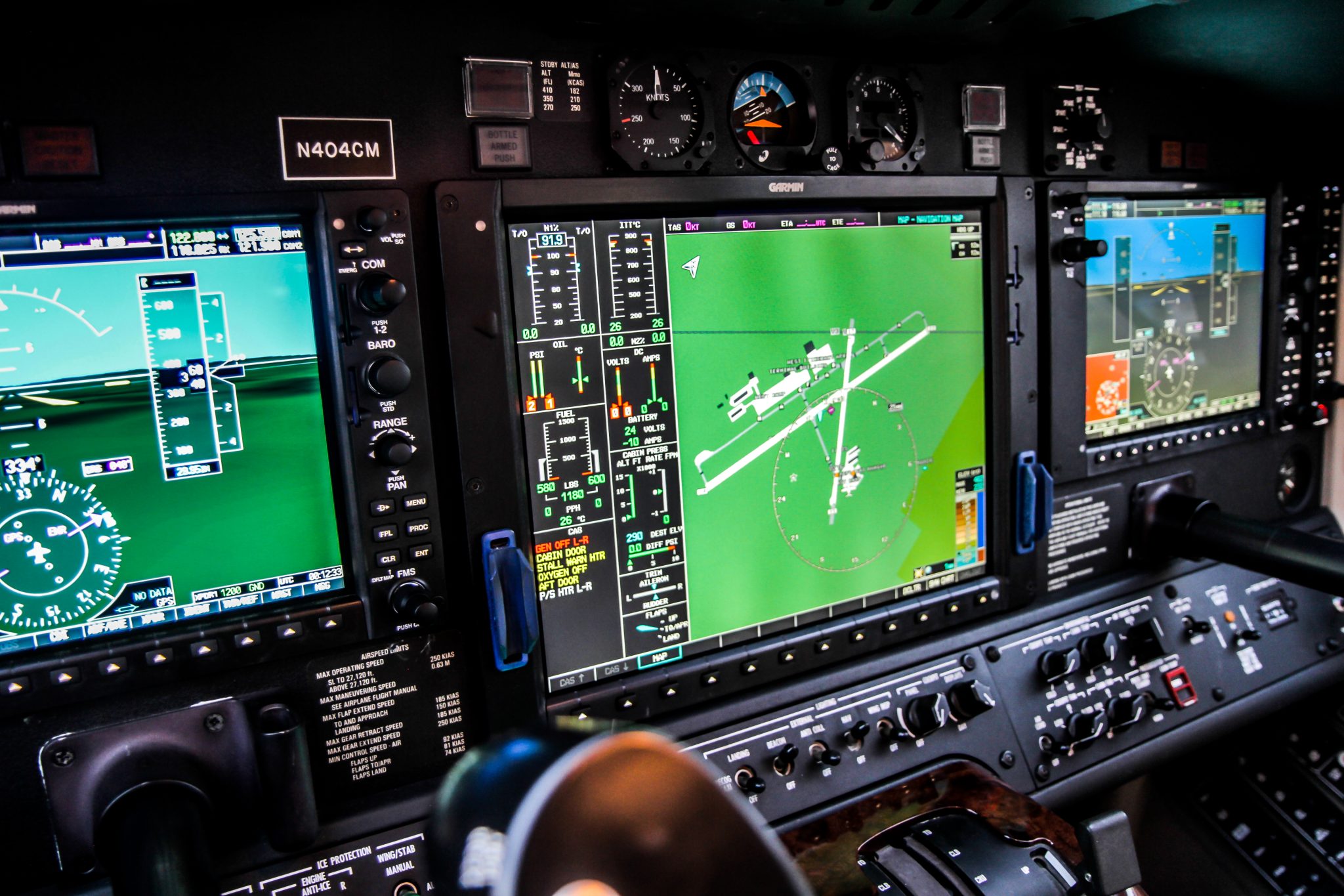 N404CM_Flightdeck30_oy0ywk.jpg