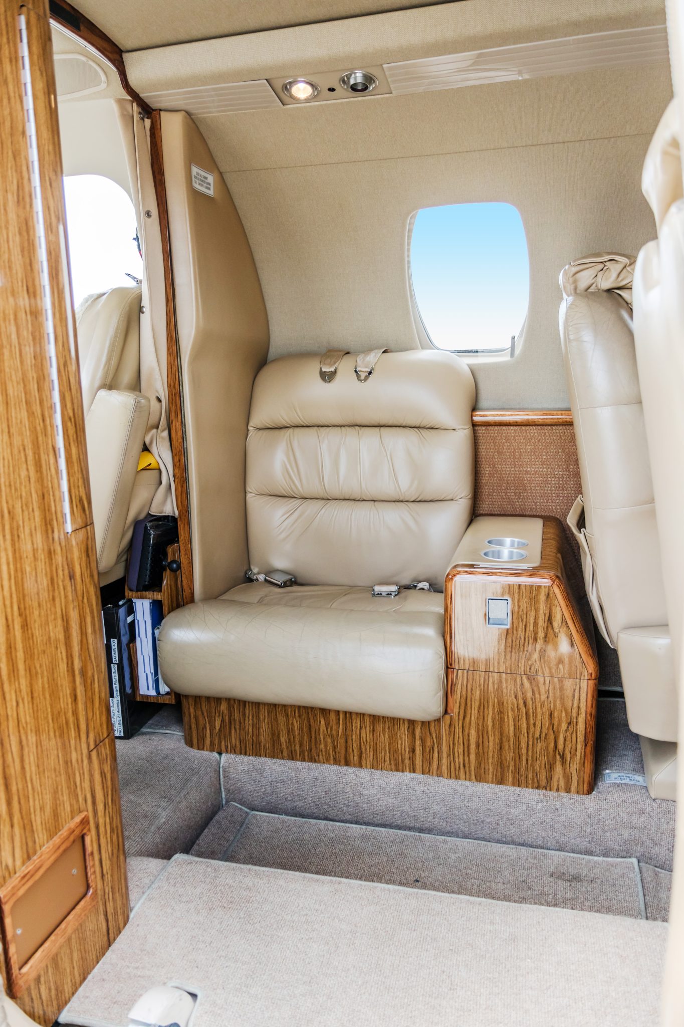 N459NA-CABIN-17_vvt91d.jpg