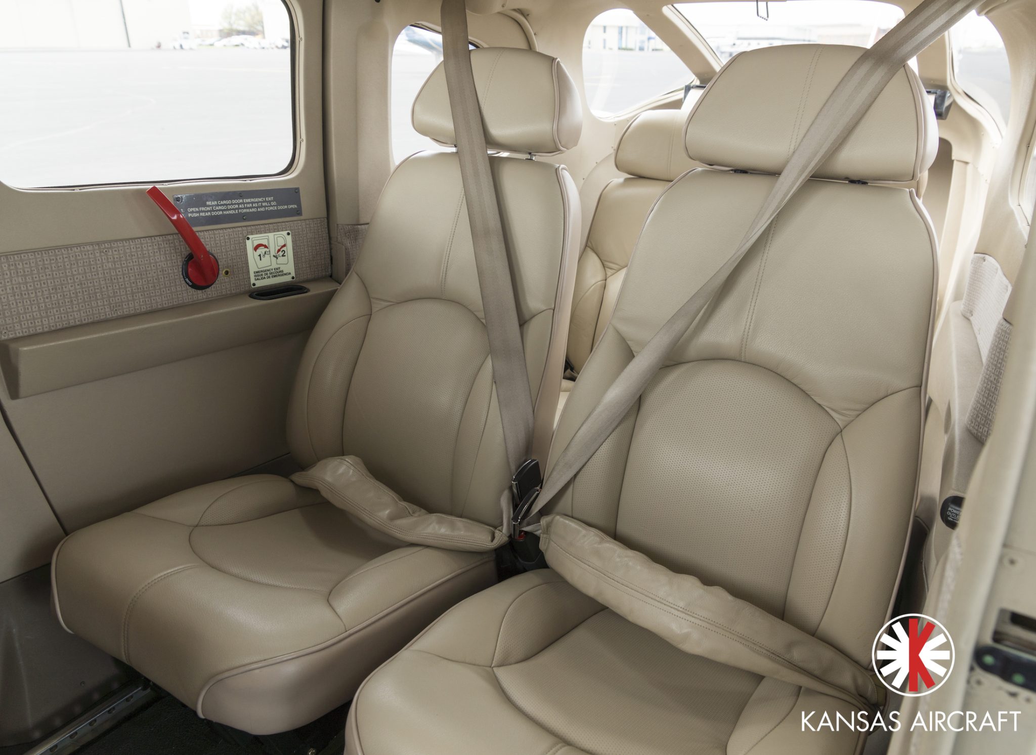 N516RA-_Front_seats_xcjka8.jpg