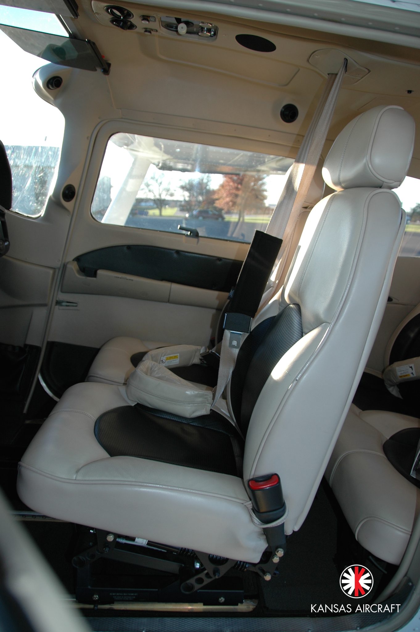 N818KA-_Front_Seats_eddt2k.jpg