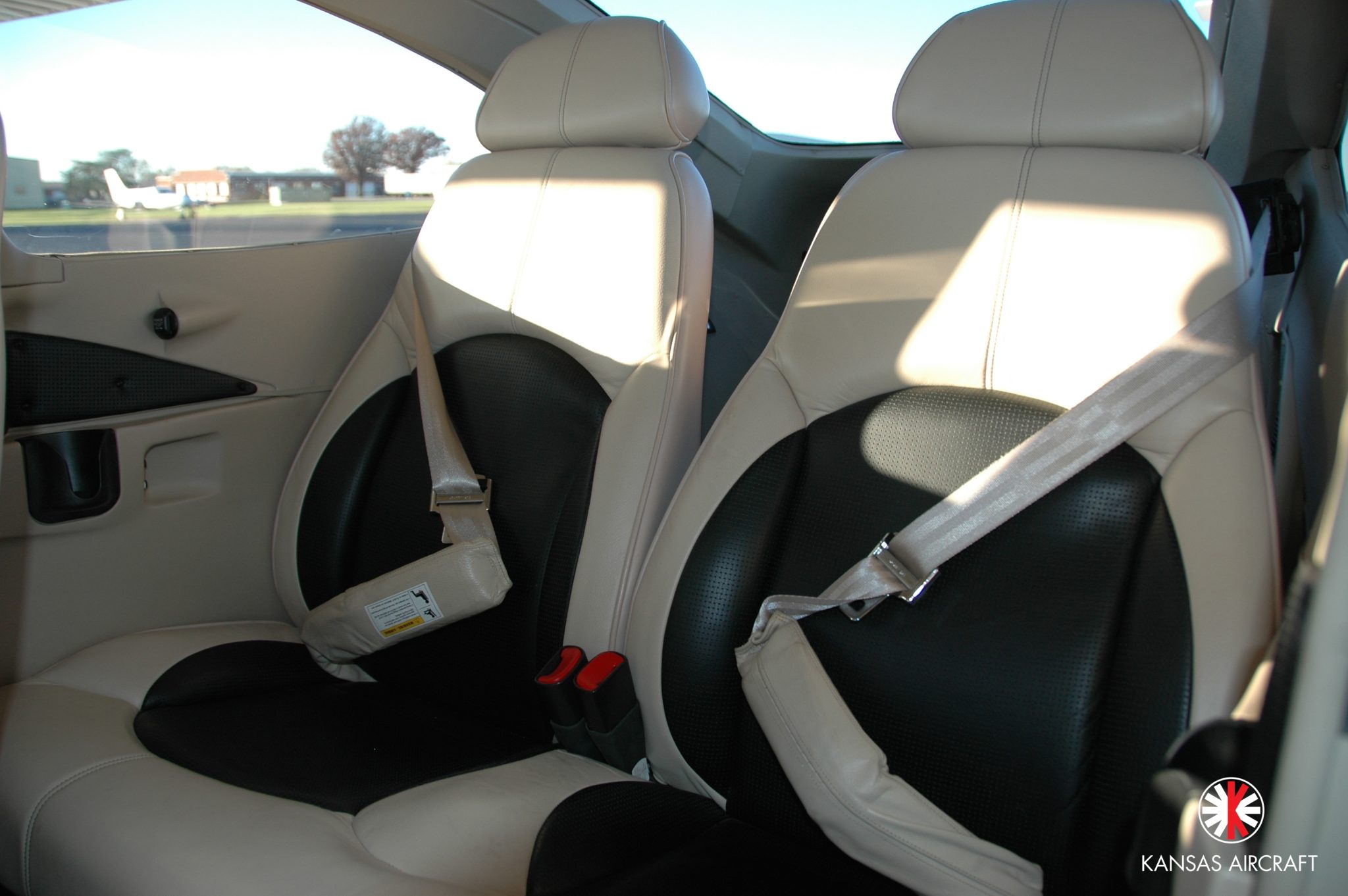 N818KA-_Rear_Seats_tcxyhz.jpg