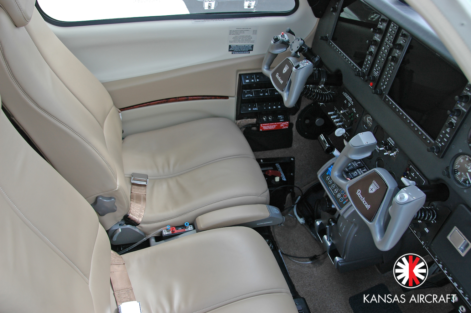N91KM-_Cockpit_itlcs4.jpg