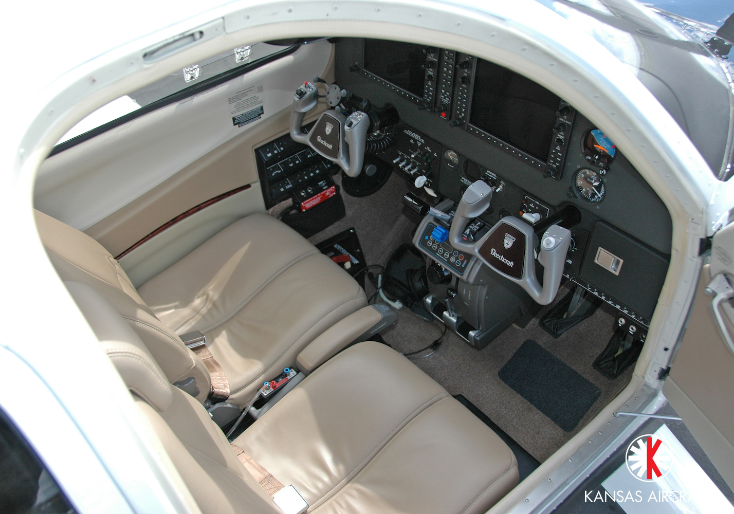 N91KM-_Pilot-co-pilot_seats_qencmk.jpg