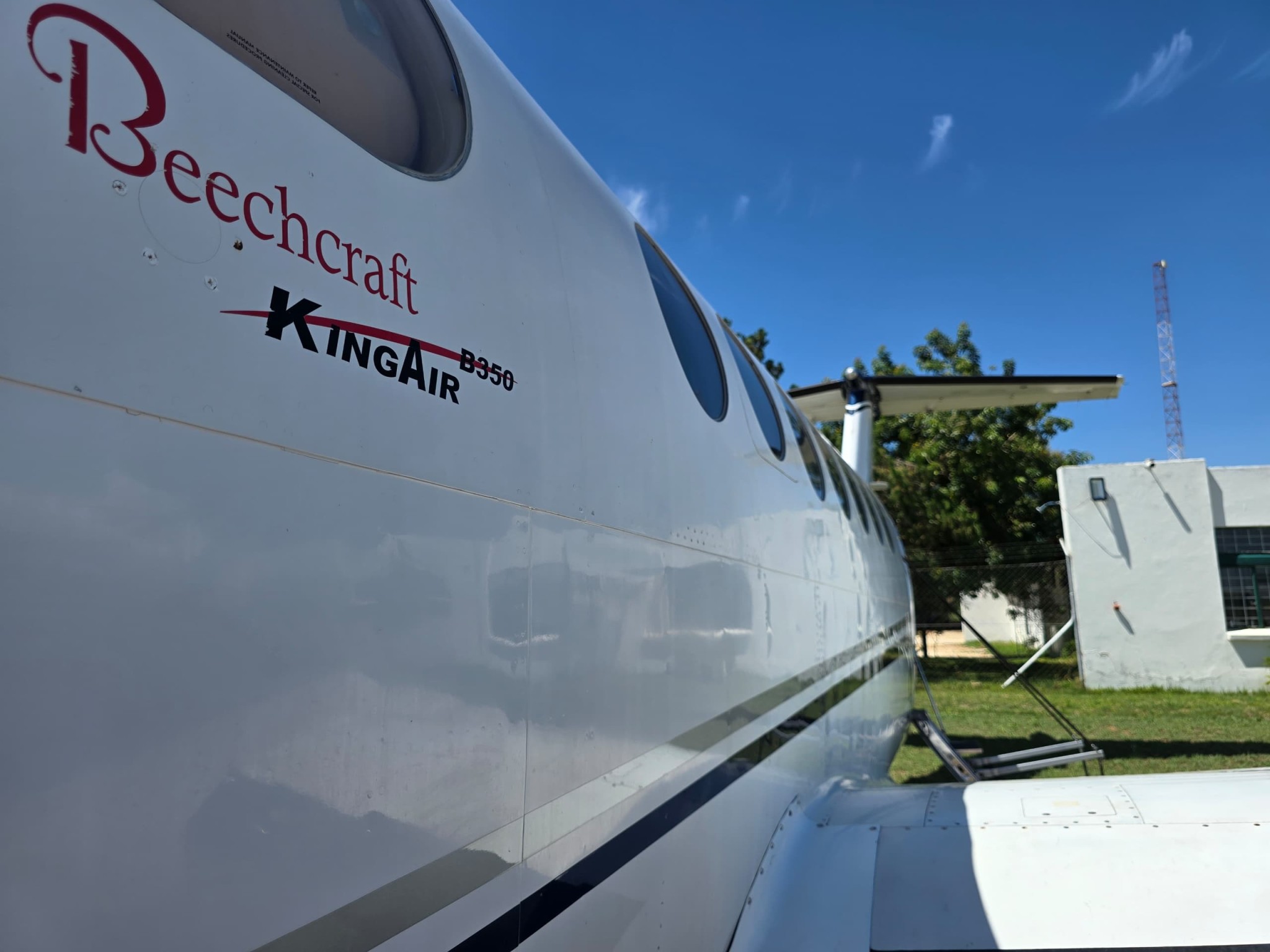 2001 Beechcraft King Air 350_9J-MCL_Fl-315 (12)