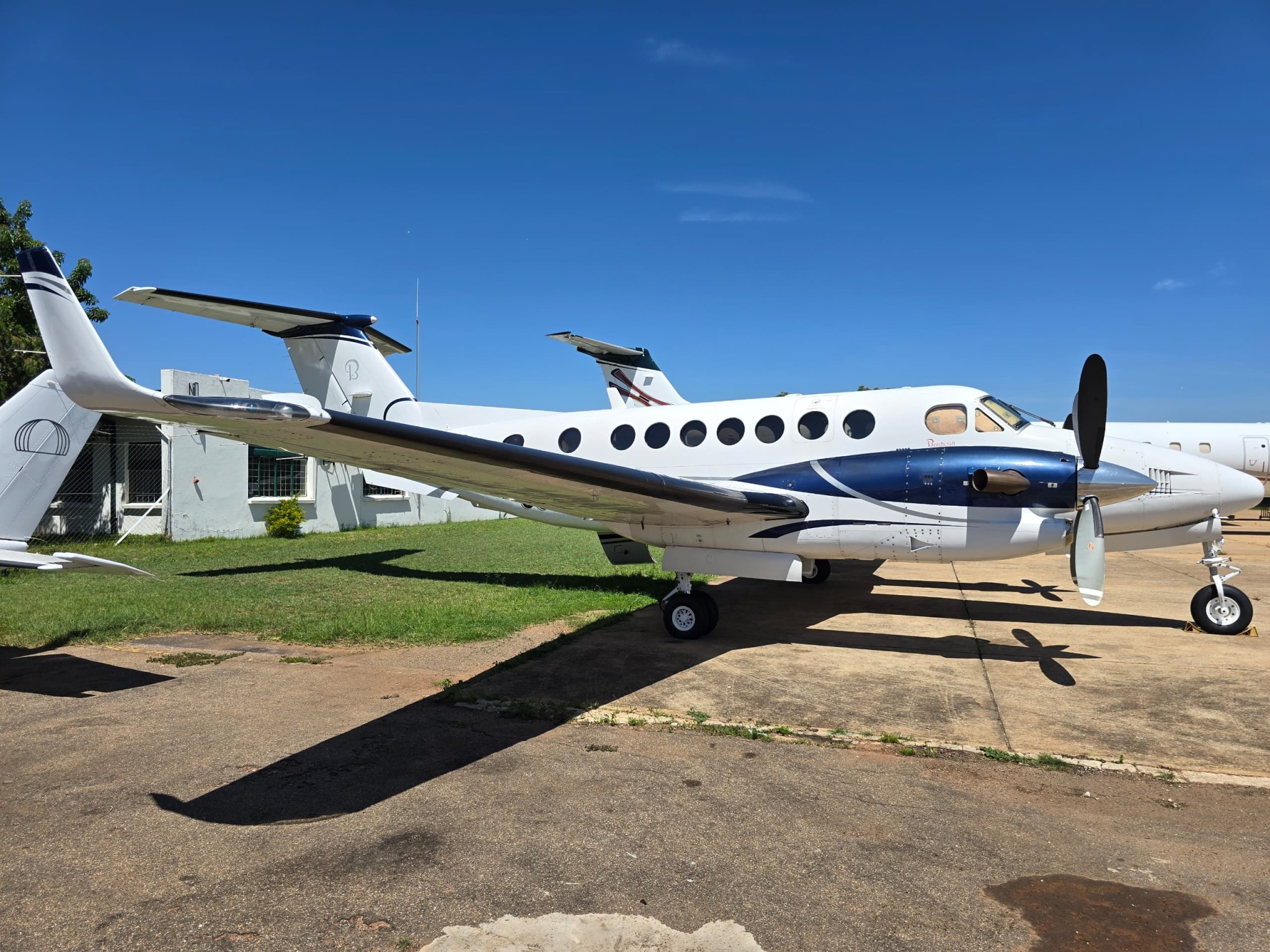 2001 Beechcraft King Air 350_9J-MCL_Fl-315 (4)