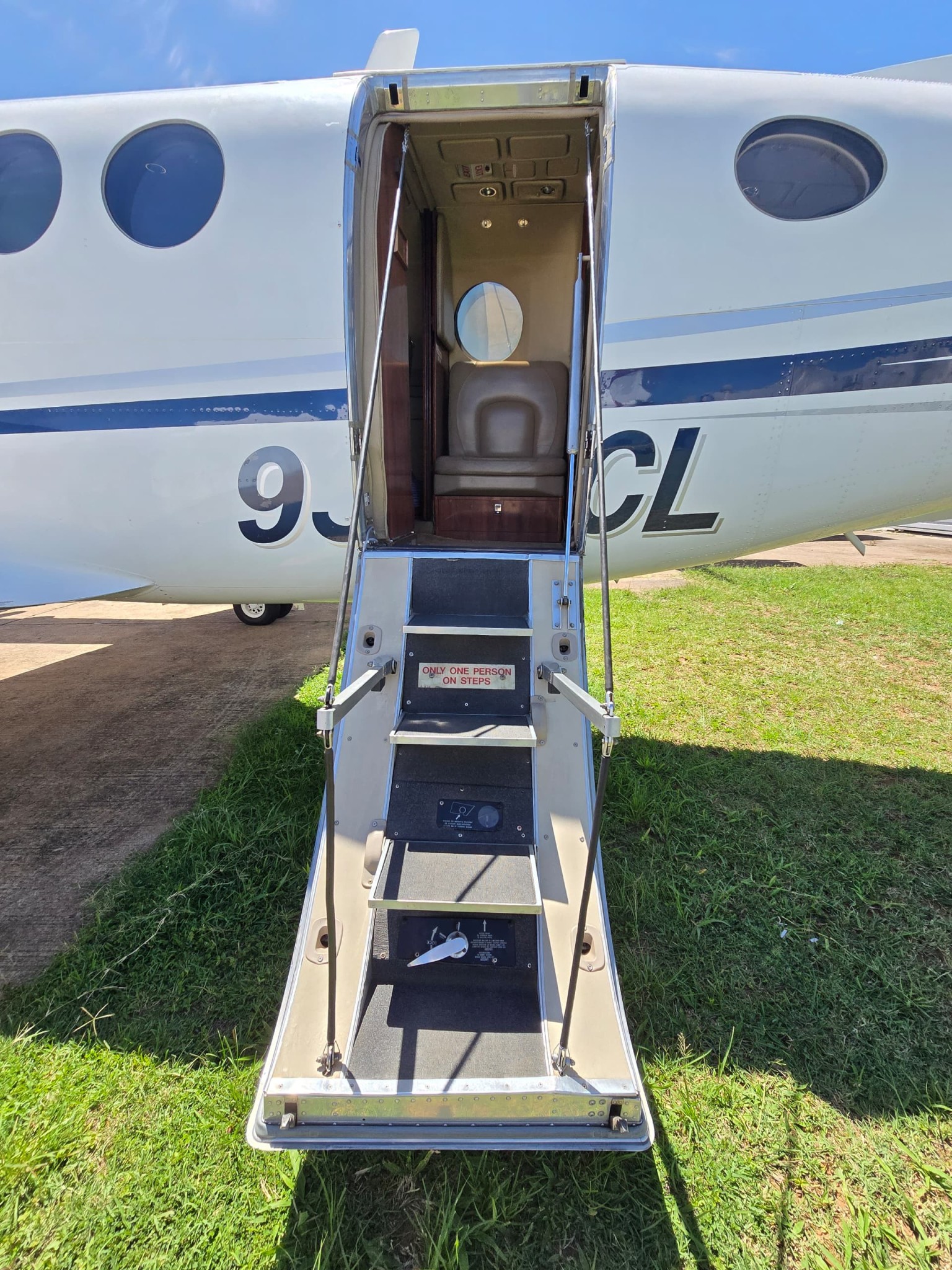 2001 Beechcraft King Air 350_9J-MCL_Fl-315 (8)
