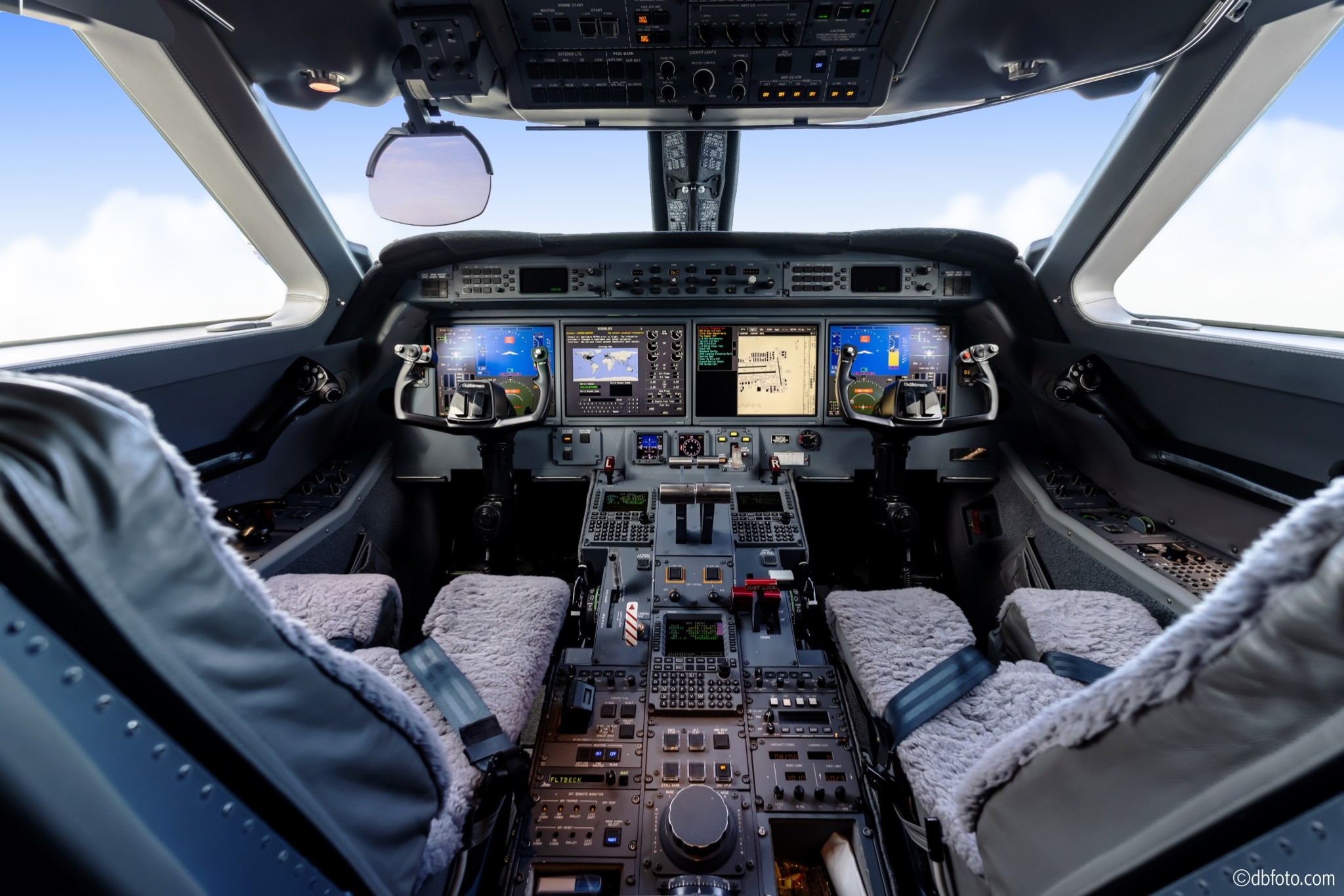 ©dbfoto Flight Deck1