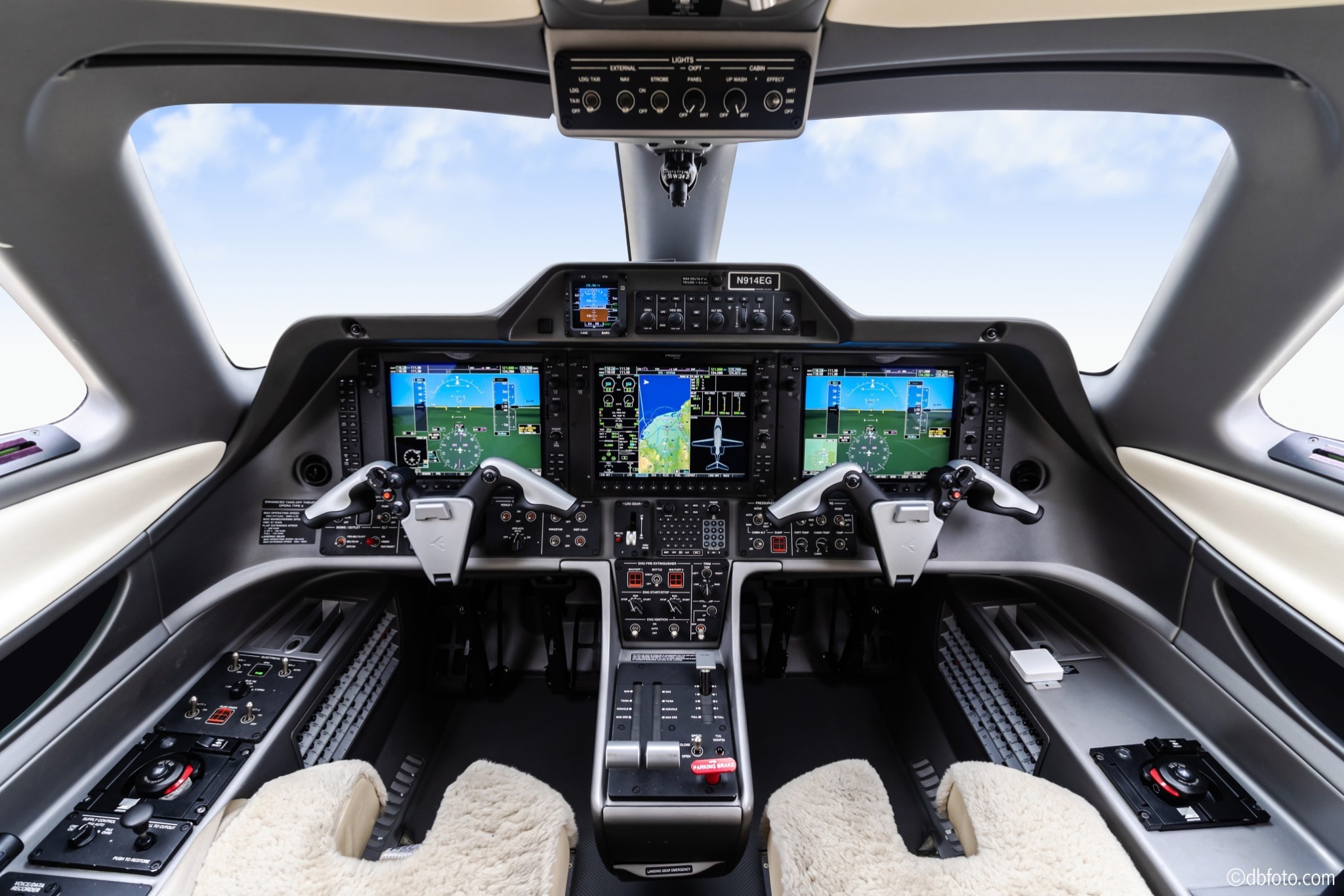 ©dbfoto Avionics1